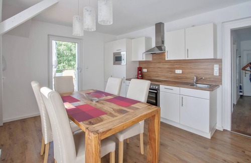 Bad Aibling Apartment | Traum-ferienwohnung Alpenblick, 75 qm, Balkon und Bergblick