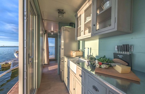 Uecker-Randow Boat Rental | TraumHaff Dreamy houseboat La Pèniche II, Baltic design with sauna