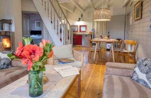 Luckow House | traumHaff - Sea Hideaway Ostsee Region - privates NORDICSPA, Kamin, Kunst, Hund 300m zum Strand