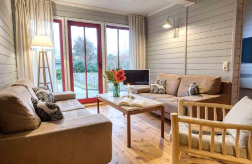Luckow House | traumHaff - Sea Hideaway Ostsee Region - privates NORDICSPA, Kamin, Kunst, Hund 300m zum Strand