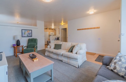 Cedar City House | Traveler's Rest 3 Bedroom Home by RedAwning