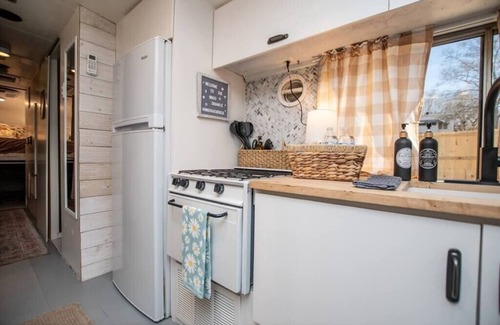 Bowdon Junction House | Travelers rest: Skoolie stay