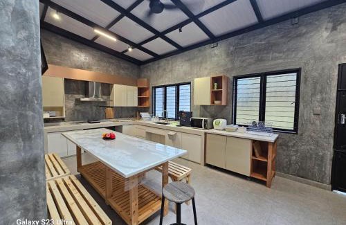 Taman Kemuncak House | Traveller's stay for 10 pax