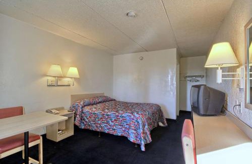 Madison Heights Hotel | Travelodge by Wyndham Madison Heights MI