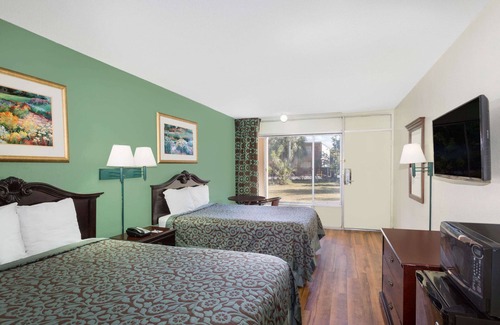 Fort Myers Hotel | Travelodge by Wyndham Fort Myers North