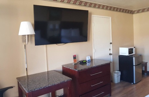 Downtown Hotel | Travelodge by Wyndham Costa Mesa Newport Beach Hacienda
