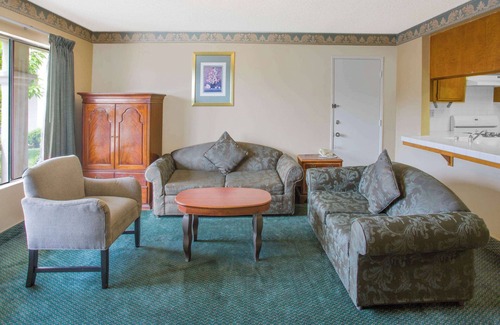 Downtown Hotel | Travelodge by Wyndham Costa Mesa Newport Beach Hacienda