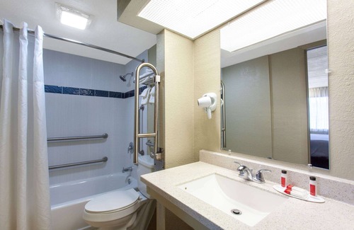 Plantation Estates Hotel | Travelodge by Wyndham Deltona