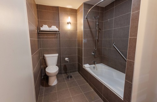 Plateau Hotel | Travelodge by Wyndham Hotel & Convention Centre Quebec City