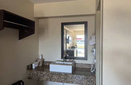 Holland Hotel | Travelodge by Wyndham Holland/Toledo