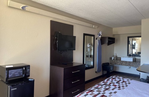 Holland Hotel | Travelodge by Wyndham Holland/Toledo
