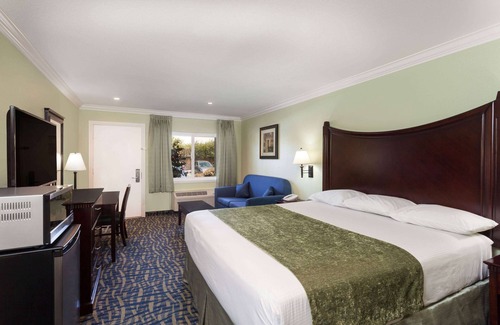 East Side Costa Mesa Hotel | Travelodge by Wyndham Orange County Airport/Costa Mesa