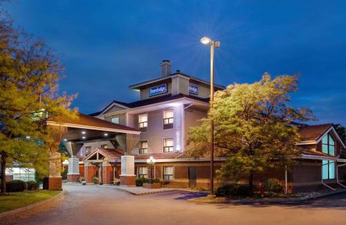 Durham Region Hotel | Travelodge by Wyndham Oshawa Whitby
