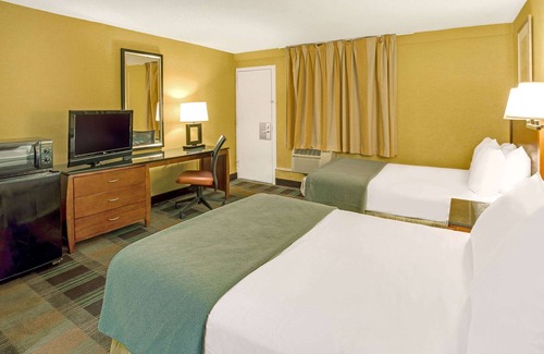 Downtown Hotel | Travelodge by Wyndham Silver Spring
