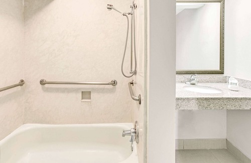 Downtown Hotel | Travelodge by Wyndham Silver Spring