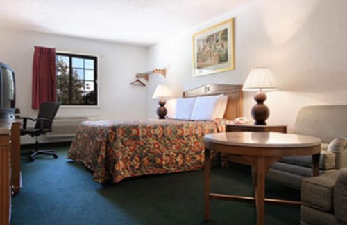 Waukegan Hotel | Travelodge by Wyndham Waukegan Gurnee