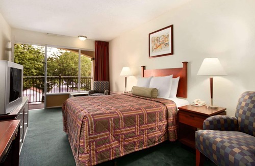 Waukegan Hotel | Travelodge by Wyndham Waukegan Gurnee