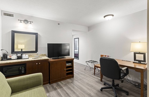 Regina Hotel | Travelodge Suites by Wyndham Regina/Eastgate Bay