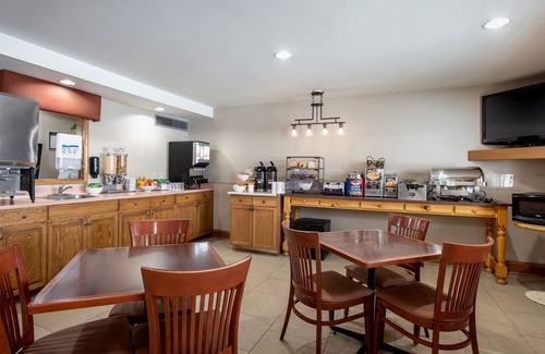 Regina Hotel | Travelodge Suites by Wyndham Regina/Eastgate Bay