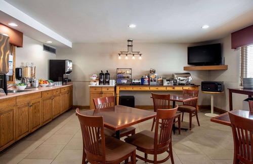 Regina Hotel | Travelodge Suites by Wyndham Regina/Eastgate Bay