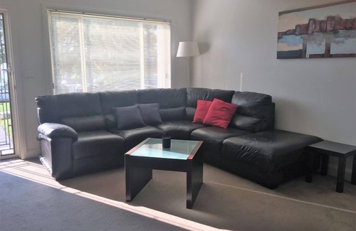 Wagga Wagga House | Travers Street Apartment with FREE Wi-Fi