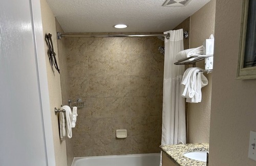 Capri Isle Condo | Treasure Island 2B/2B Condo with Pool + Wifi+ Parking + Beach Access
