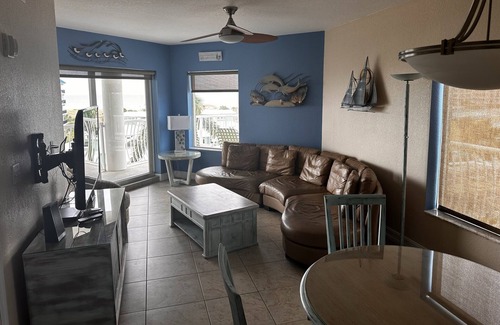 Capri Isle Condo | Treasure Island 2B/2B Condo with Pool + Wifi+ Parking + Beach Access