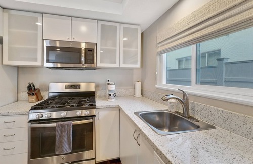 West Newport Condo | Treasured Bliss * AC * Clean * Steps to Sand * Exclusive Patio