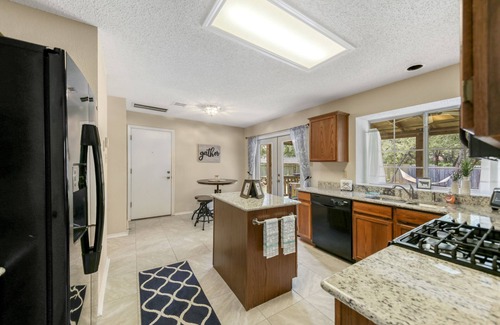 McNeil House | Tree Covered Beauty! Home close to Austin and Freeways, Shopping & more!