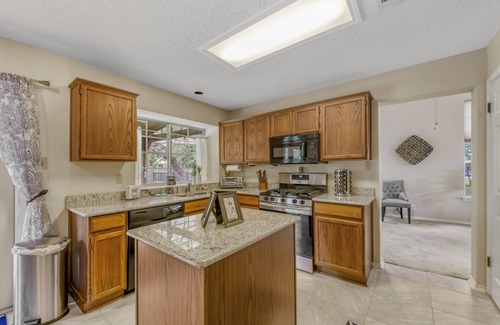 McNeil House | Tree Covered Beauty! Home close to Austin and Freeways, Shopping & more!