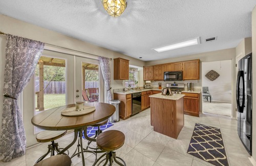 McNeil House | Tree Covered Beauty! Home close to Austin and Freeways, Shopping & more!