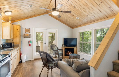 Sperry Cottage | Tree House at CrossTimbers Marina