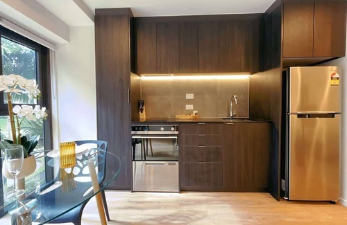 Newton Apartment | Tree-Lined Parkside Holiday Studio with Pool & Gym