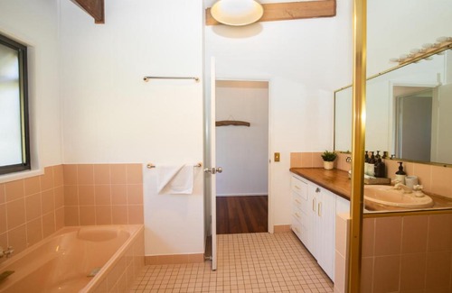 Point Lookout House | Tree & Sea - sleeps 11 - dual living