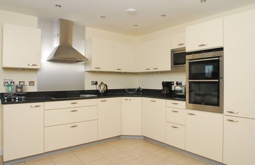 Torquay City Centre Apartment | Tree Tops - A4 Masts