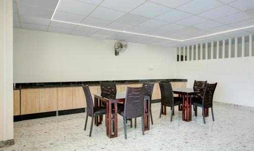 Kumbalam Hotel | Treebo Love Shore Residency, Near Lakeshore Hospital