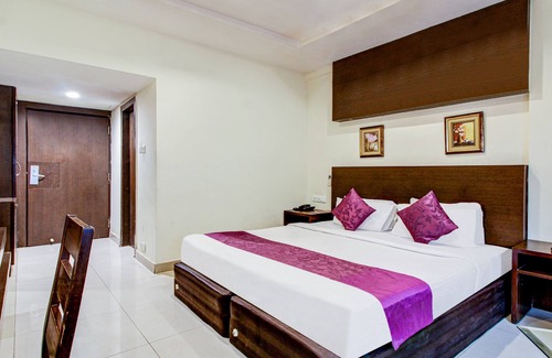 Lakdi Ka Pul Hotel | Treebo Trend Wood Bridge