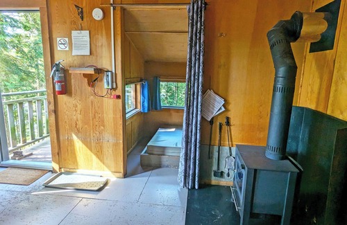 Saint-Faustin-Lac-Carre House | Treehouse #02 (Lakefront)