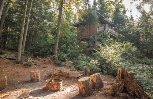 Saint-Faustin-Lac-Carre House | Treehouse #03 (Lakefront)