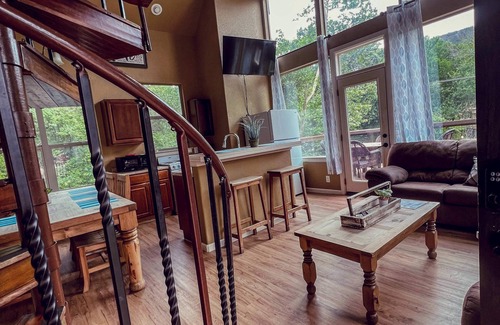 New Braunfels Cabin | Treehouse 1 Mockingbird Lodge