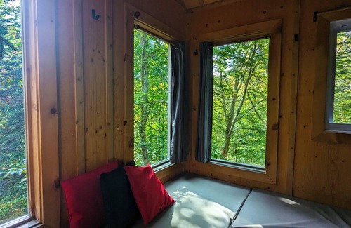 Saint-Faustin-Lac-Carre House | Treehouse #16 (Lakefront)