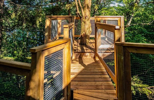 Saint-Faustin-Lac-Carre House | Treehouse #16 (Lakefront)