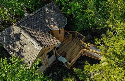 Saint-Faustin-Lac-Carre House | Treehouse #16 (Lakefront)