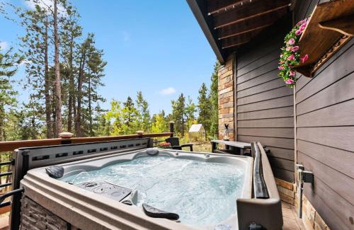 Black Hawk House | Treehouse 1BR with Hot Tub home
