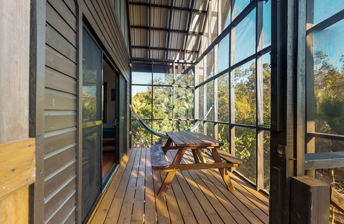 Surfside House | Treehouse cabana in a quiet area with veranda, WiFi & partial AC - walk to beach
