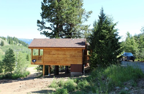 Island Park Apartment | "Treehouse" Cozy Retreat for 2 Near Yellowstone!