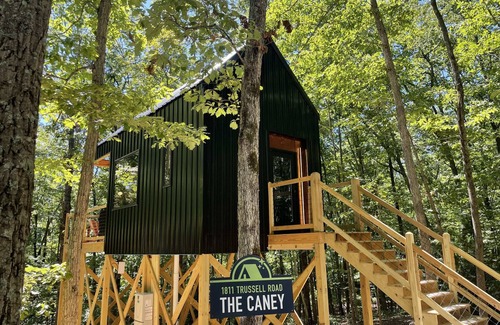 Monteagle Cabin | Treehouse Getaway w/Hot Tub & Views!