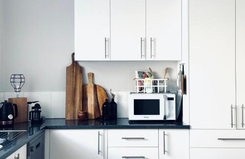 Echuca Apartment | Treehouse Hideouts - Ground Level - Heygarth House Townhouse - Port of Echuca