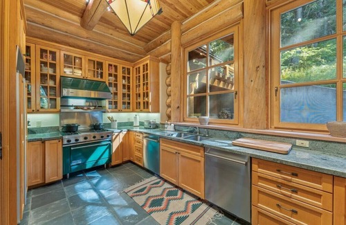 Sundance Cabin | Treehouse Lodge Style 4-Bed Retreat, Sauna, Gourmet Kitchen.