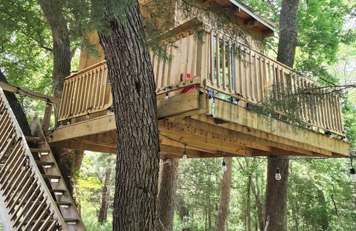 Sherman Cabin | Treehouse on the Creek in Sherman TX. W/Heat & A/C. A Country getaway !